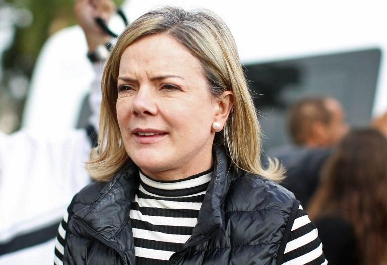 Senadora tamb&eacute;m foi proibida de atuar como advogada do ex-presidente