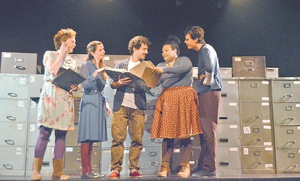 Elenco interpreta e canta na pe&ccedil;a