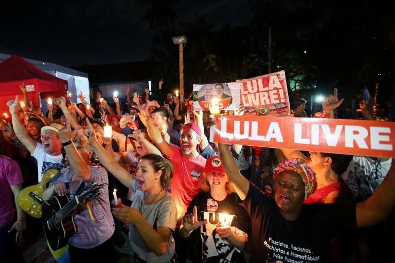 Partid&aacute;rios de Lula fizeram vig&iacute;lia em Curitiba