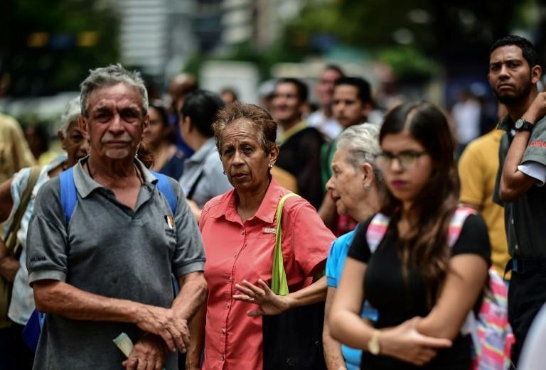  Idosos bloqueiam ruas na Venezuela para exigir o pagamento da aposentadoria