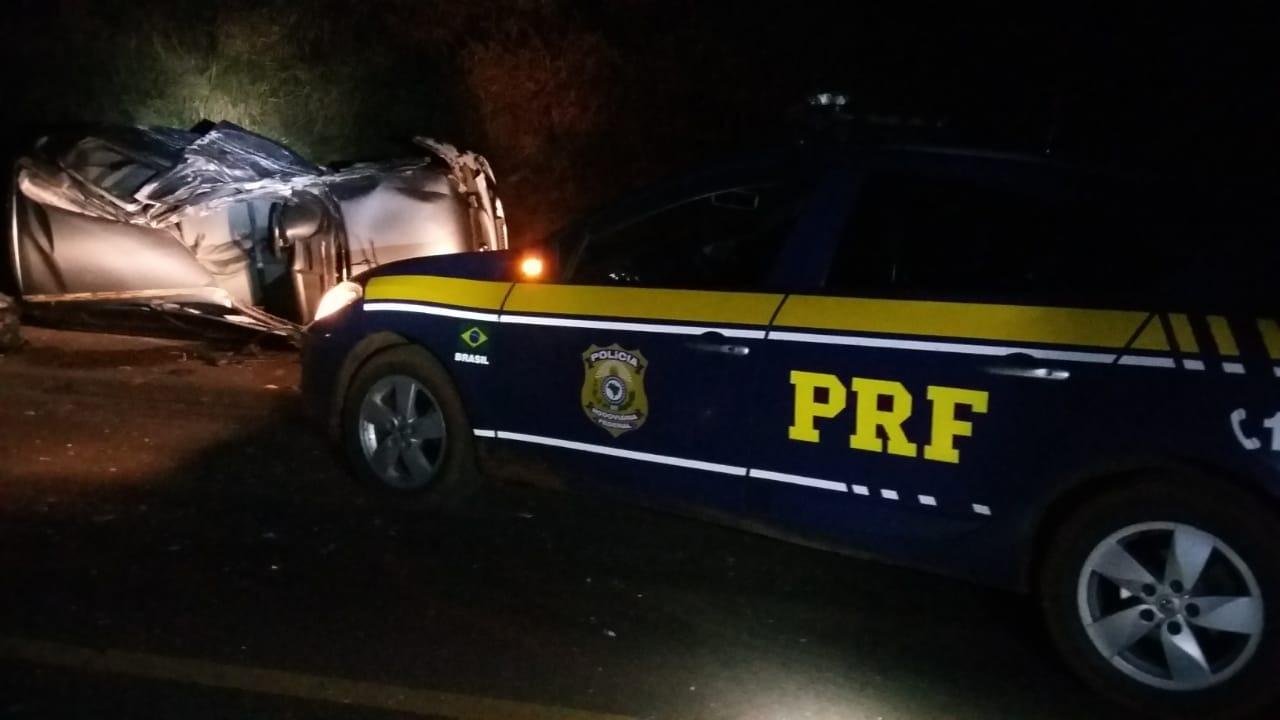 GM Corsa invadiu a pista contr&aacute;ria e atingiu a frente do ve&iacute;culo pesado