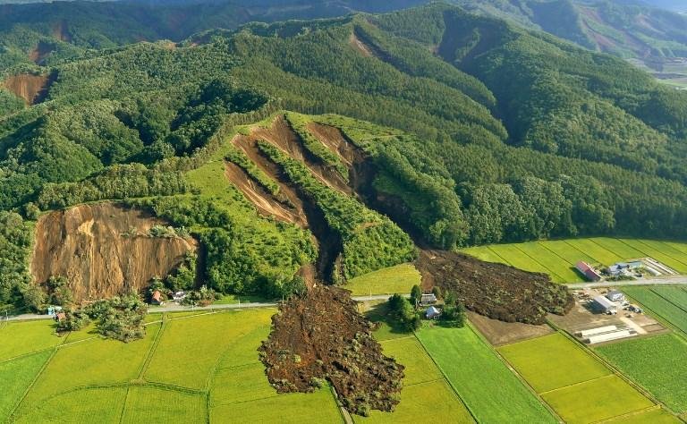 Deslizamentos de terra soterraram dezenas de casas