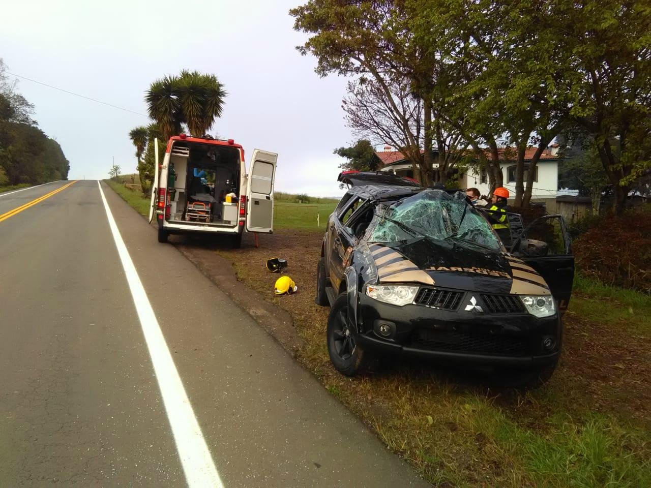 Viatura Mitsubishi Pajero capotou no km 45 da ERS 431