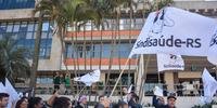 Funcionários demitidos protestaram na frente do Hospital Mãe de Deus