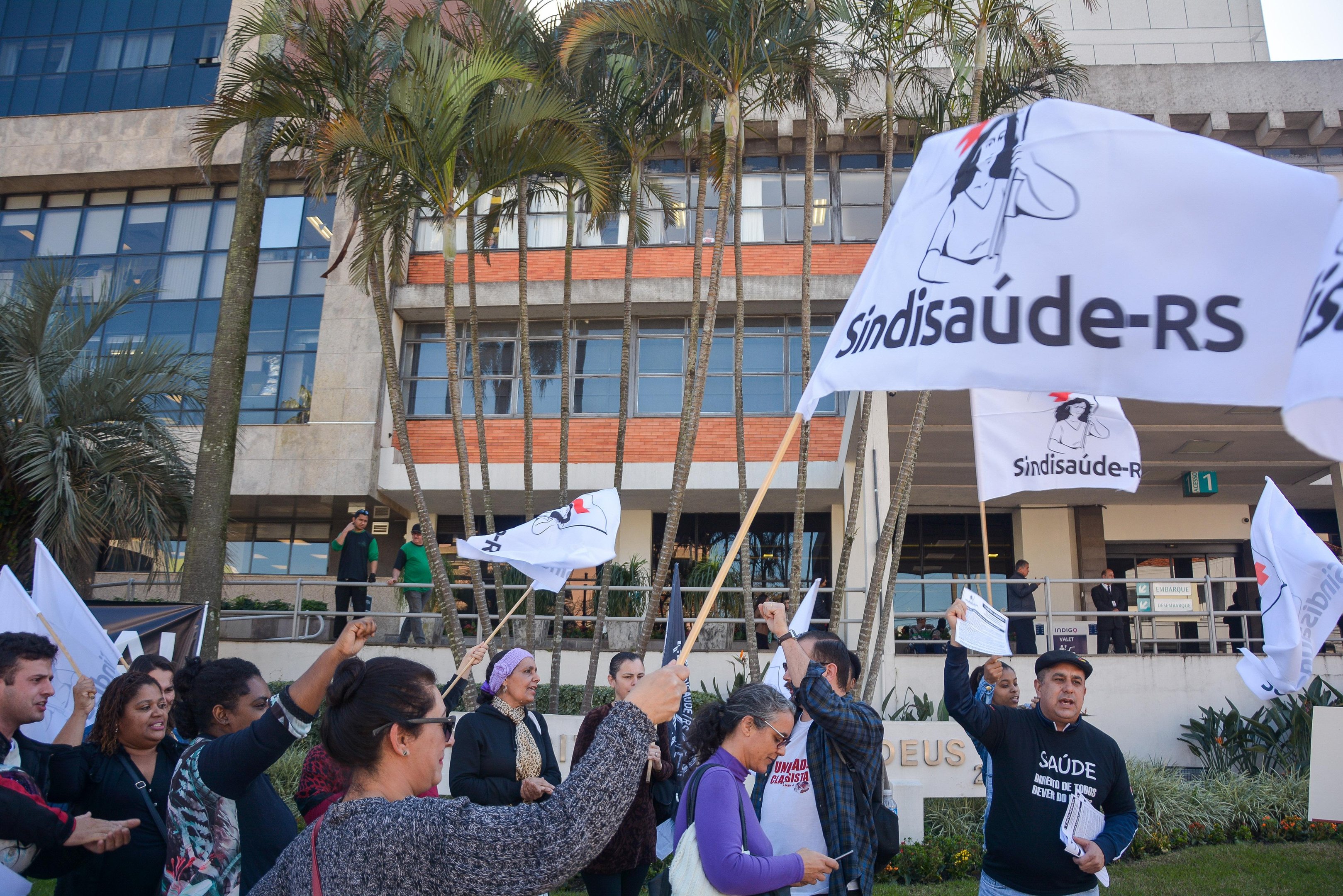 Funcion&aacute;rios demitidos protestaram na frente do Hospital M&atilde;e de Deus