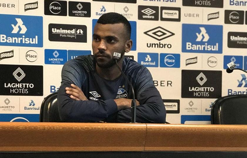L&eacute;o Gomes alerta para time r&aacute;pido do Santos