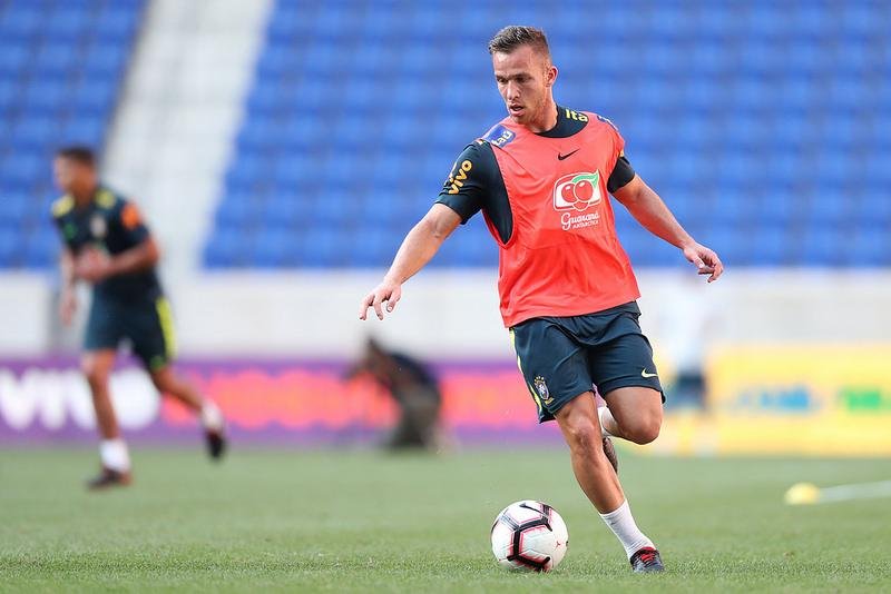 Fifa repercutiu elogios de Messi a Arthur