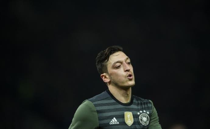 &Ouml;zil n&atilde;o voltar&aacute; a vestir a camisa da Alemanha