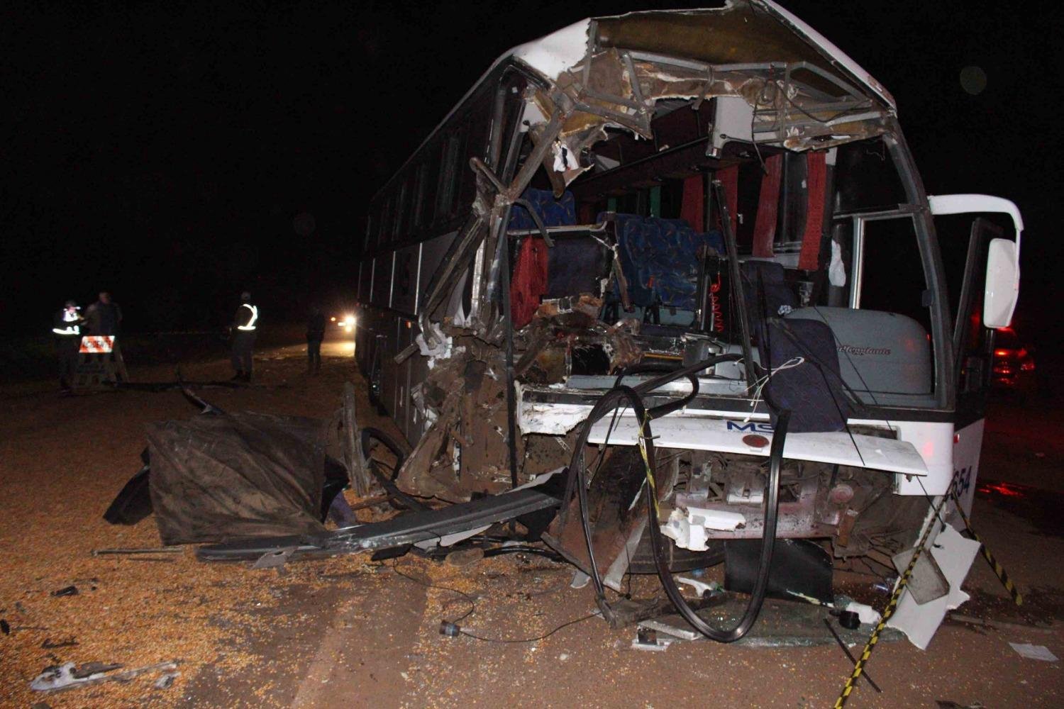 Acidente entre &ocirc;nibus e caminh&atilde;o deixa dois mortos e 14 feridos
