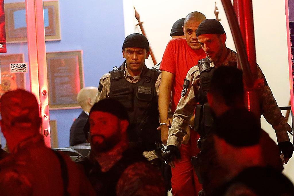 Agressor confesso de Bolsonaro &eacute; transferido pela PF