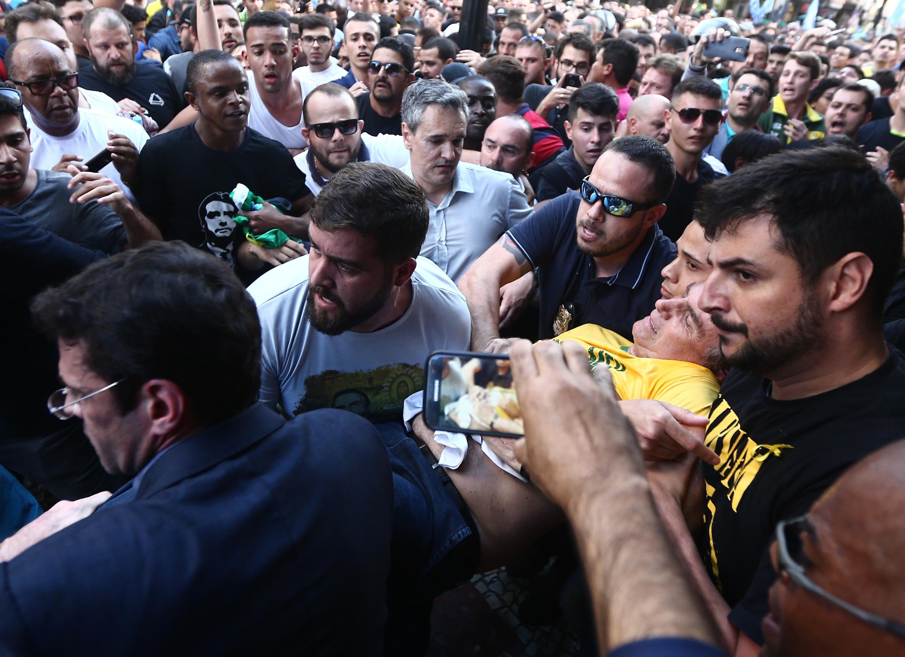Bolsonaro foi atingido por faca durante agenda eleitoral em Minas Gerais