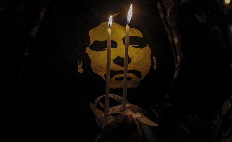 Eleitores de Bolsonaro acendem velas para o candidato em frente ao hospital