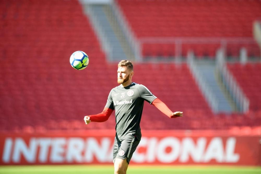 Fabiano deve atuar na lateral direita