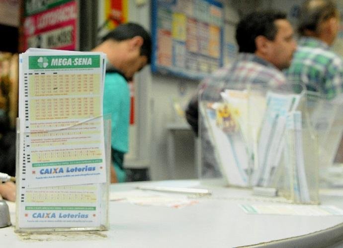 Mega-Sena acumula e pode pagar R$ 28 milh&otilde;es na quarta-feira