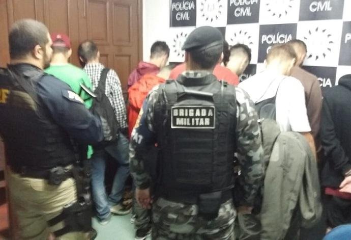 20 jovens s&atilde;o presos por posse e tr&aacute;fico de drogas na BR 470