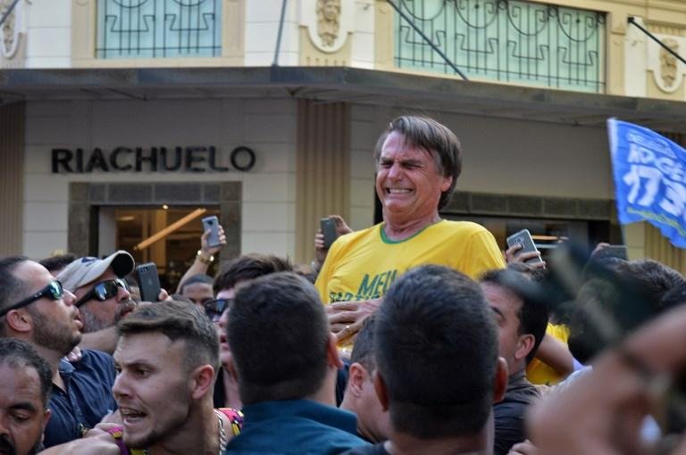Pol&iacute;cia investiga se mais pessoas participaram da agress&atilde;o a Bolsonaro