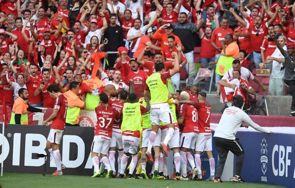 Inter venceu o Gre-Nal por 1 a 0 com gol de Edenilson