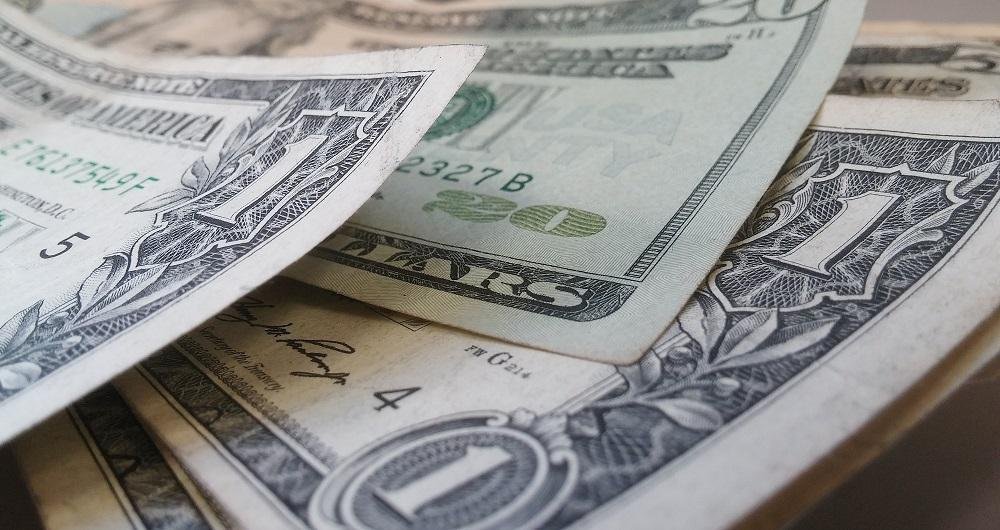 D&oacute;lar volta ao patamar de R$ 4,15, ap&oacute;s tr&ecirc;s preg&otilde;es de baixa