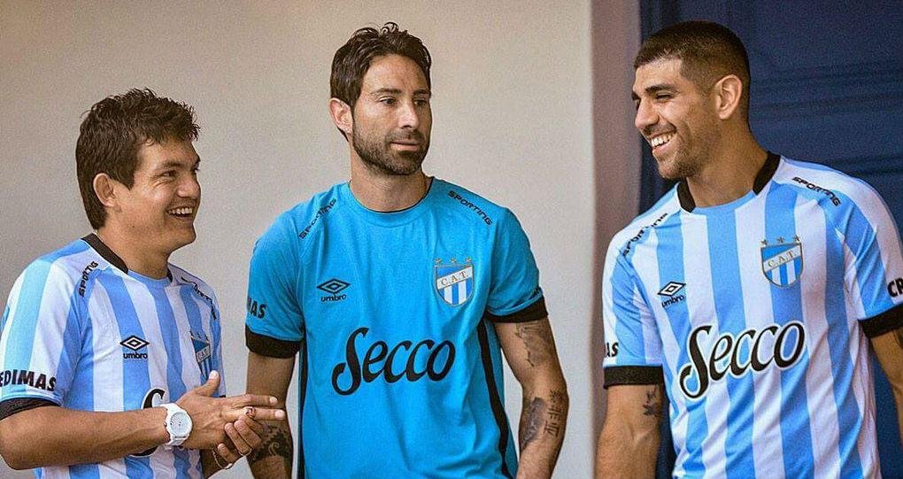 Clube apresentou os novos uniformes nas redes sociais