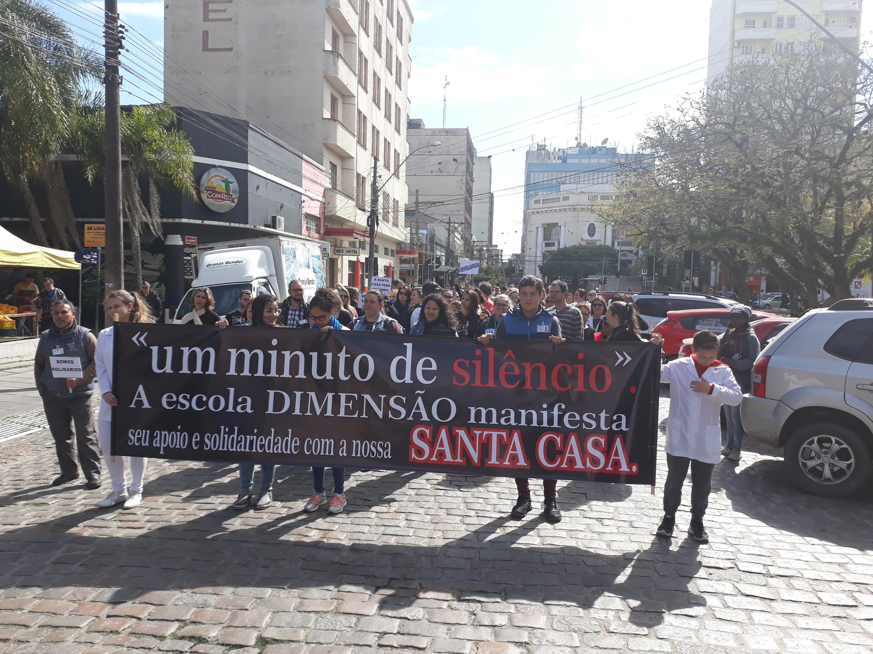 Os manifestantes seguiram em caminhada em dire&ccedil;&atilde;o &agrave; prefeitura