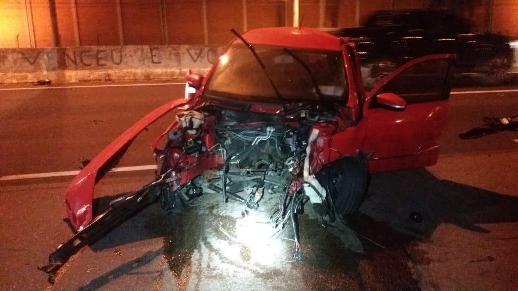 Ve&iacute;culo colidiu contra muro e bloqueou parcialmente a rodovia