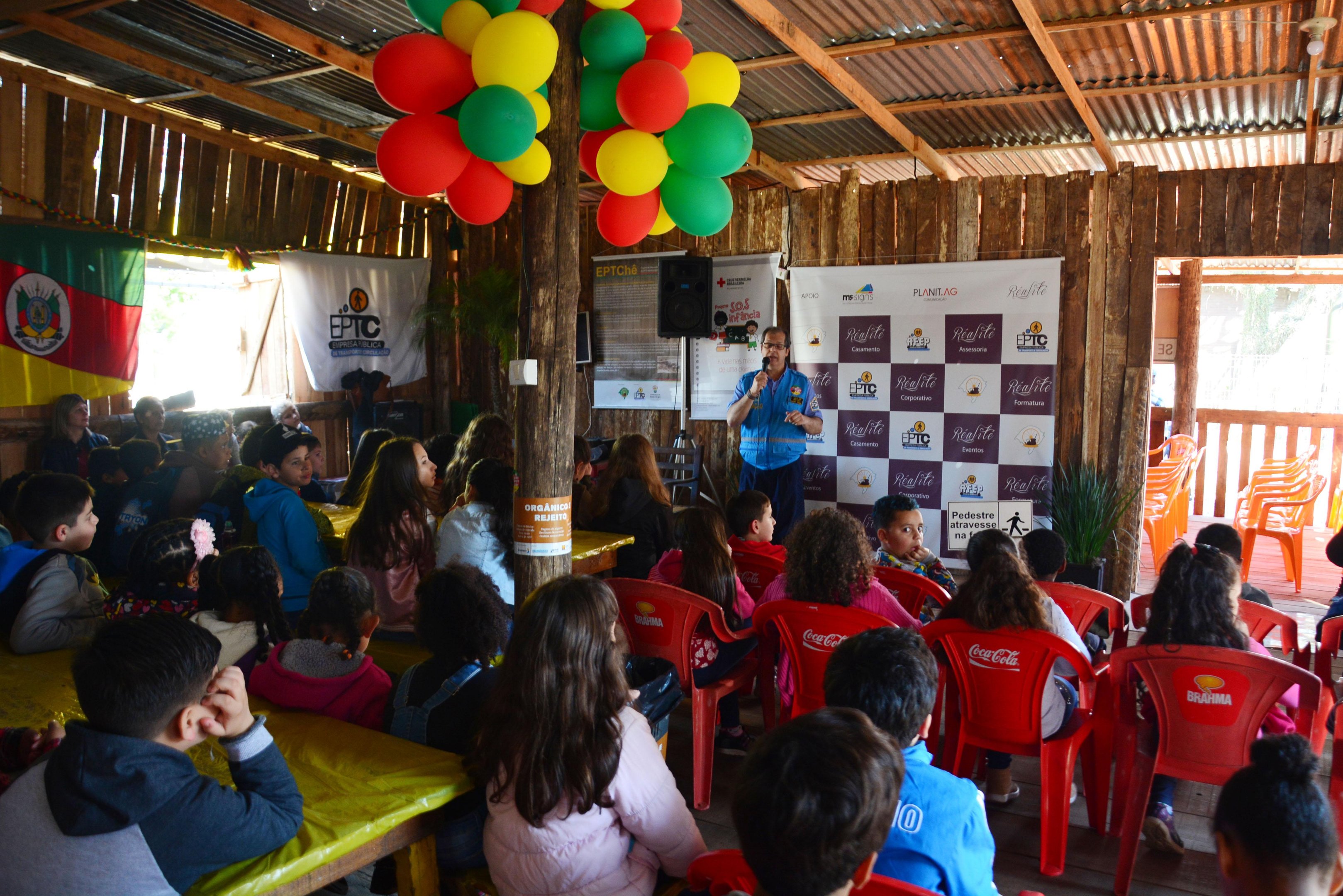 Jovens s&atilde;o recebidos com lanche, almo&ccedil;o e t&ecirc;m palestra sobre a cultura ga&uacute;cha