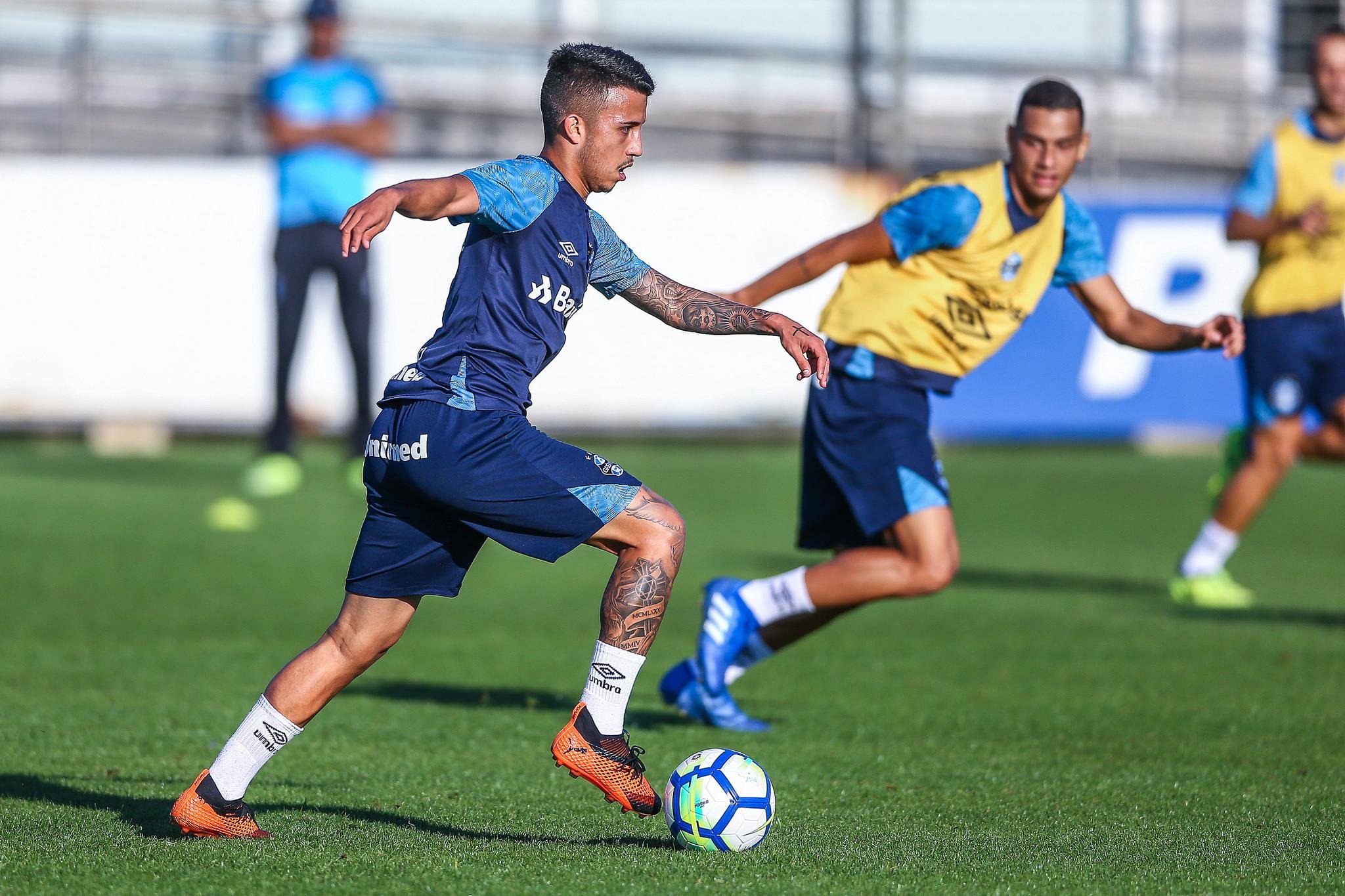 Volante Matheus Henrique entrou no lugar de Ja&iacute;lson