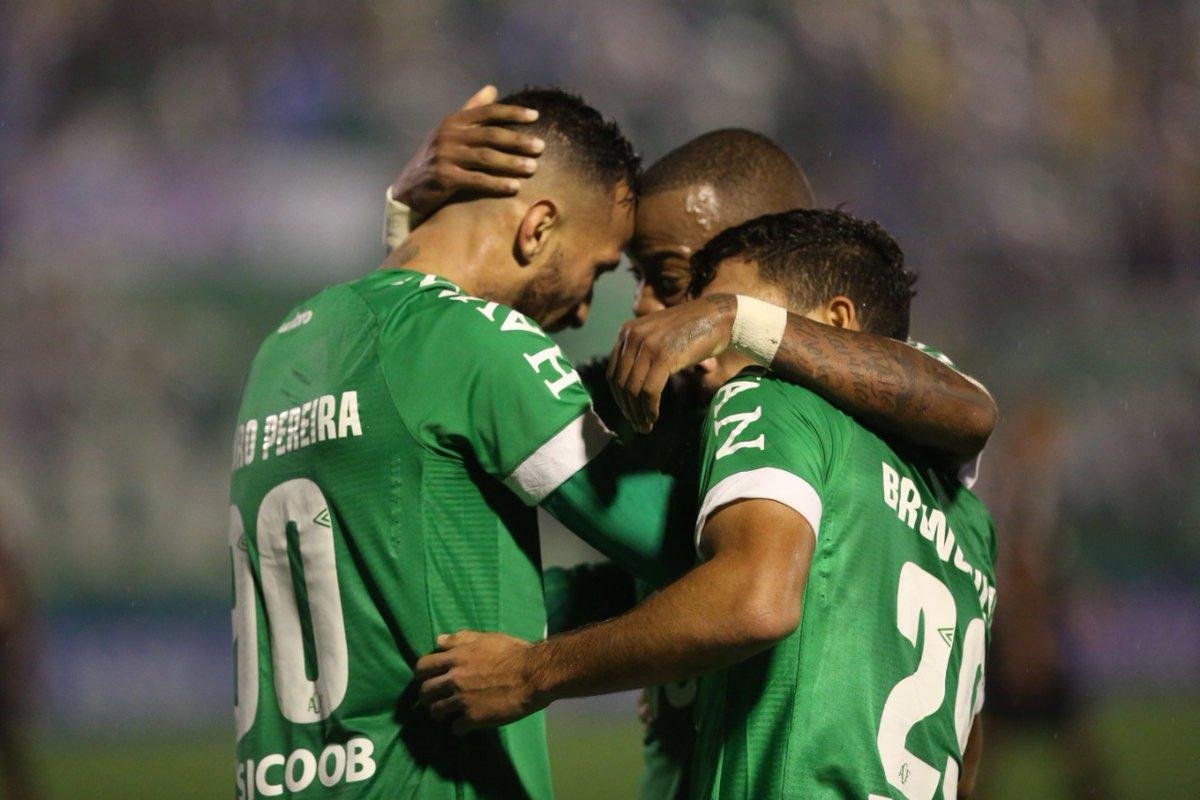 Chapecoense venceu o CAP com gols no final