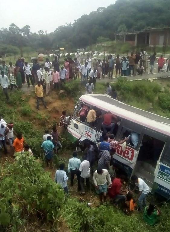 &Ocirc;nibus transportava peregrinos que retornavam de um templo hindu
