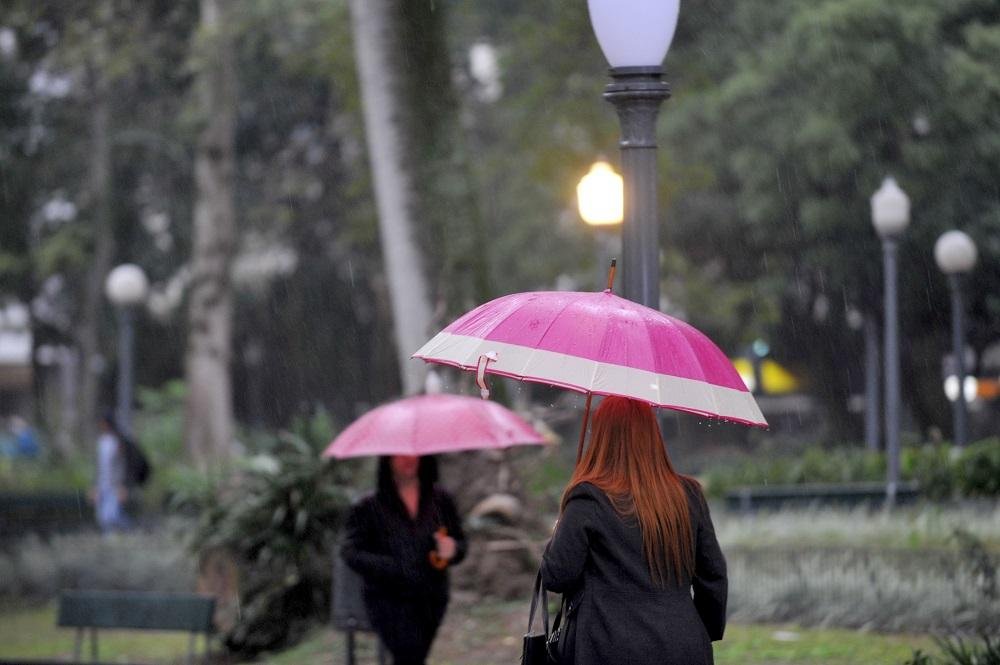 Porto Alegre continua com a presen&ccedil;a de chuva neste s&aacute;bado