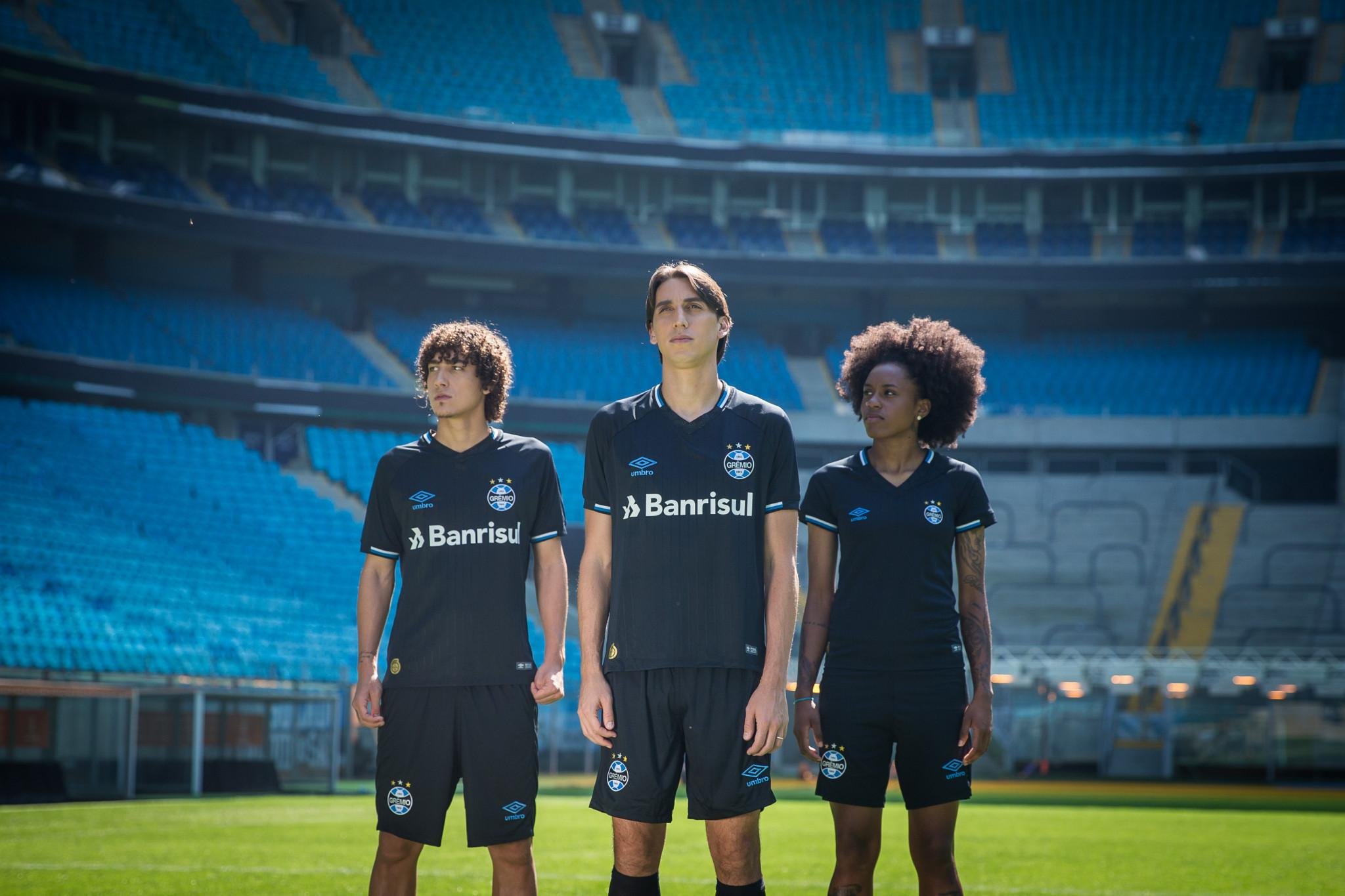 Gr&ecirc;mio lan&ccedil;ou o terceiro uniforme nesta sexta