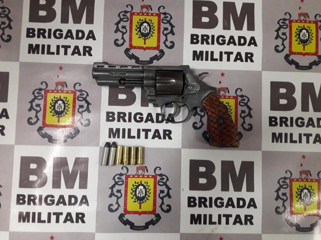 Um adolescente foi detido pelos policiais militares com um rev&oacute;lver calibre 38