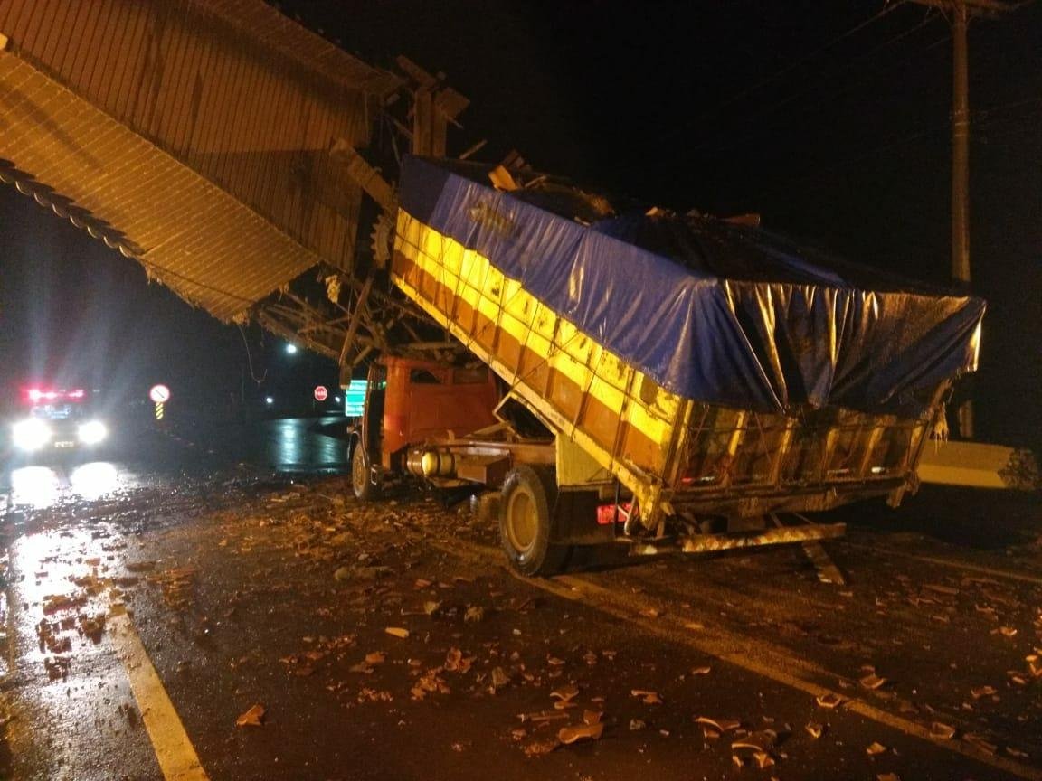 Caminh&atilde;o estava com a ca&ccedil;amba erguida quanto tentou passar pelo p&oacute;rtico