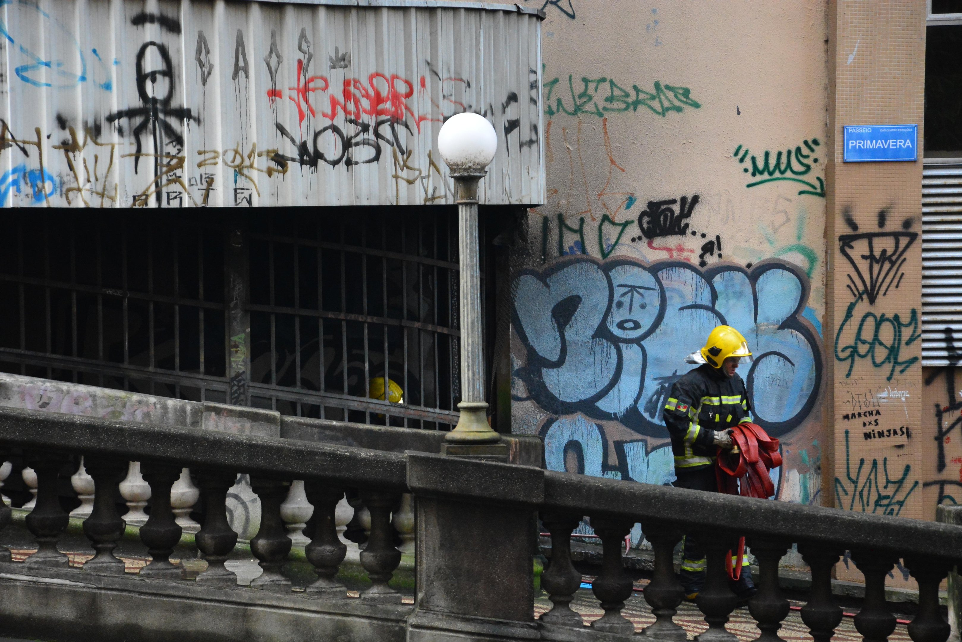 Primeiro Batalh&atilde;o de Bombeiros Militar foi acionado para combater um inc&ecirc;ndio que atingiu o interior de uma das antigas escadas internas do viaduto Ot&aacute;vio Rocha