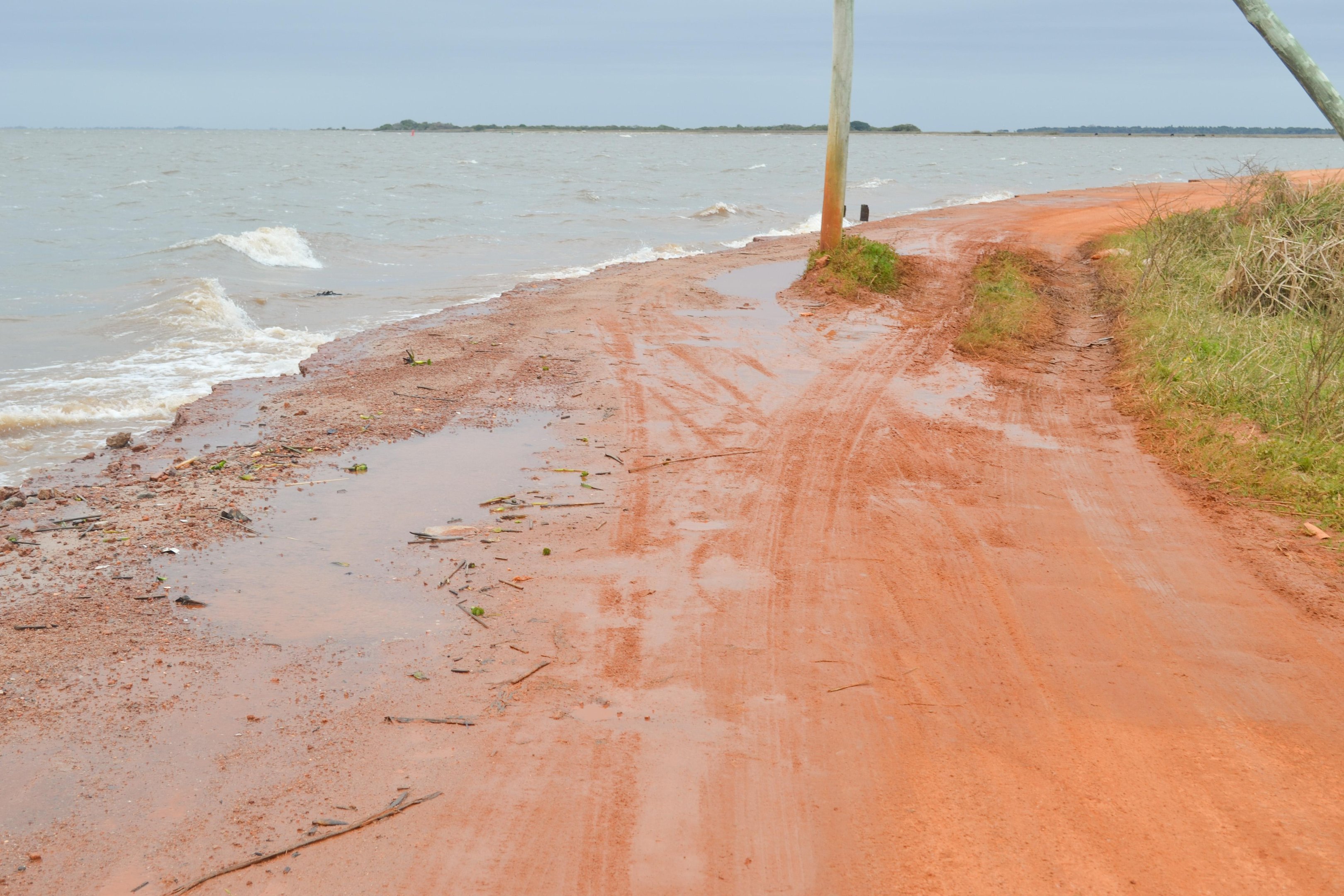 A estrada est&aacute; em meia pista e recebe apenas ve&iacute;culos de passeio