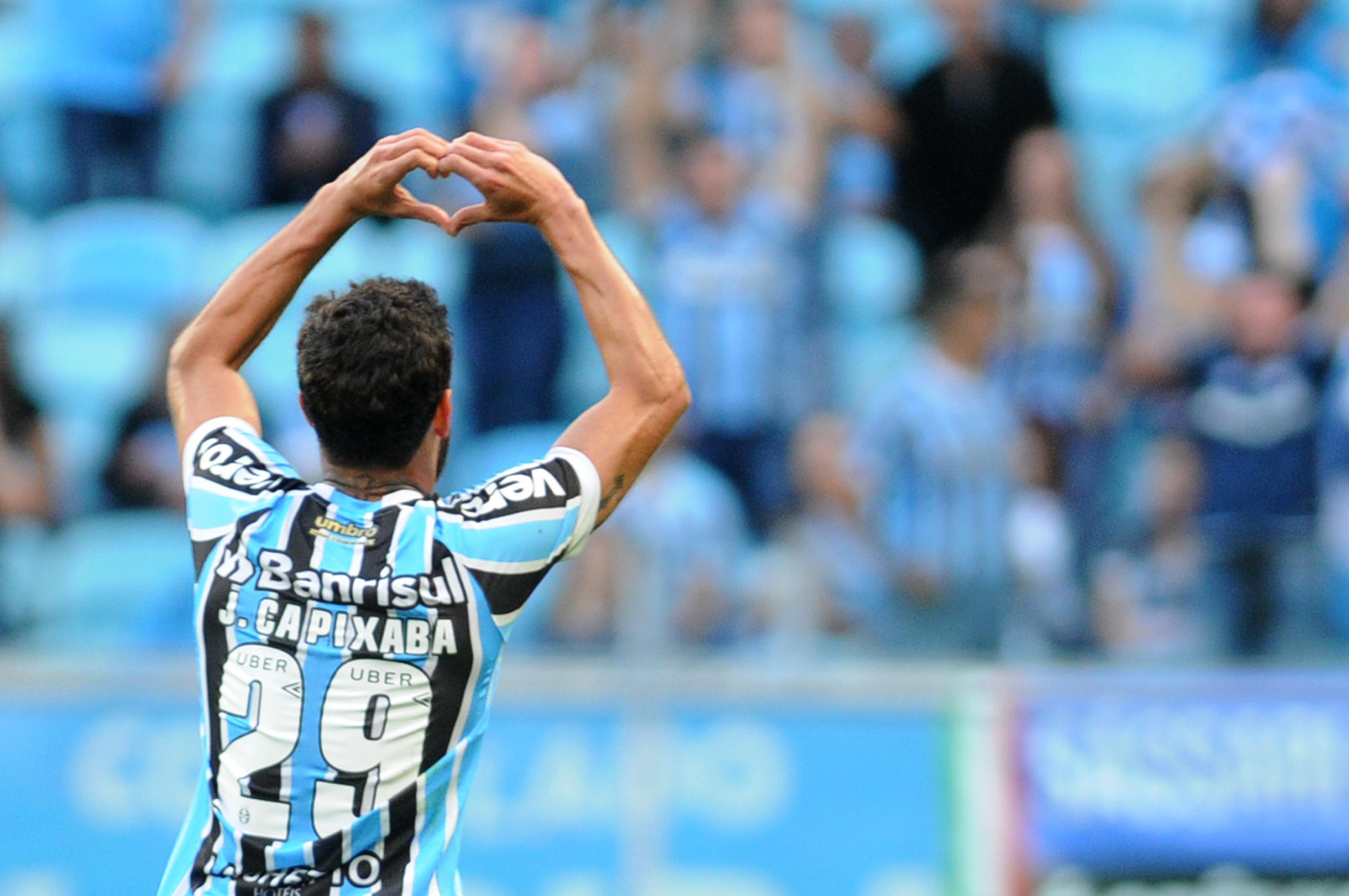 Juninho Capixaba marcou de cabe&ccedil;a o segundo gol do Gr&ecirc;mio