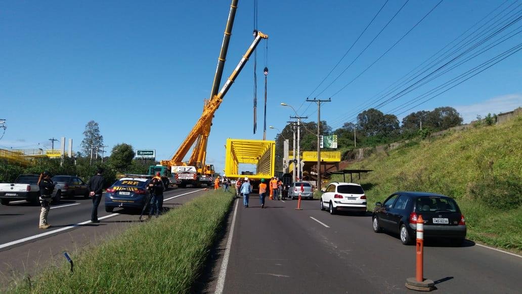 Uma passarela est&aacute; sendo colocada no local para travessia de pedestres