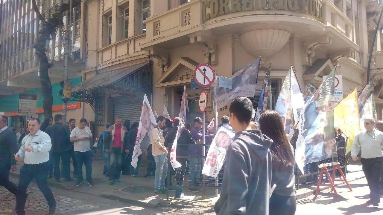 Apoiadores prestam apoio aos candidatos em frente ao pr&eacute;dio do Correio do Povo e da R&aacute;dio Gua&iacute;ba