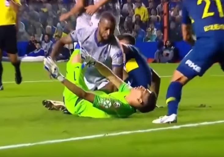 Andrada caiu e quase ficou inconsciente ap&oacute;s choque com Ded&eacute;