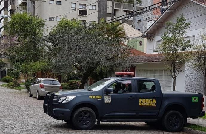 Carro com o corpo do homem foi abandonado na rua Bar&atilde;o de Ub&aacute;, no bairro Bela Vista