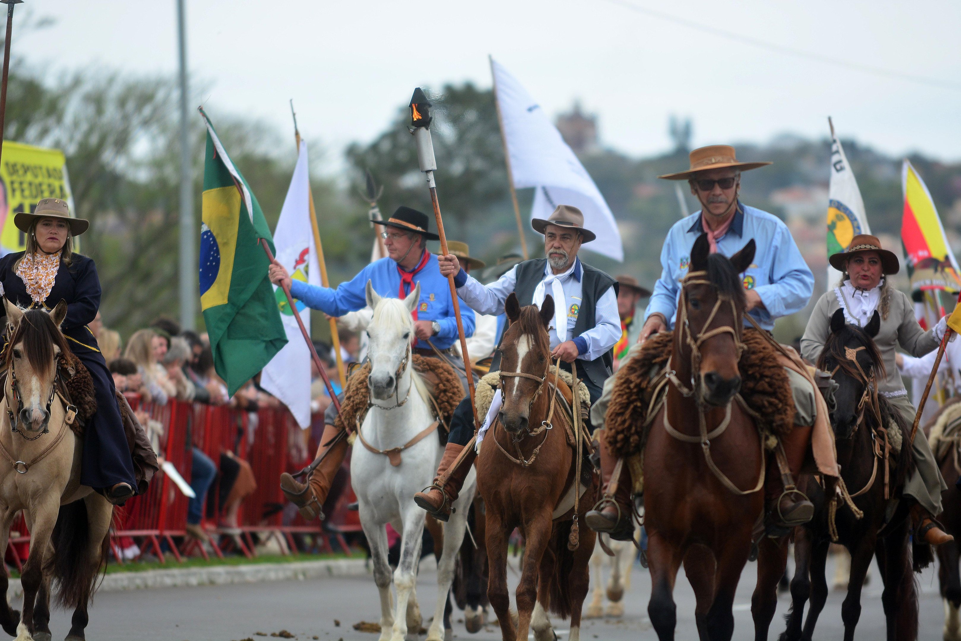 Desfile tradicionalista retrata a hist&oacute;ria do Estado