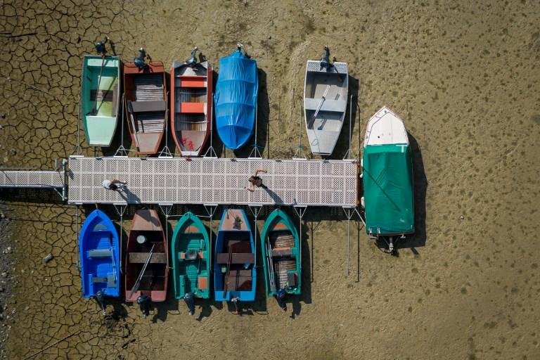 Lagos na Fran&ccedil;a secaram e embarca&ccedil;&otilde;es ficaram na areia 