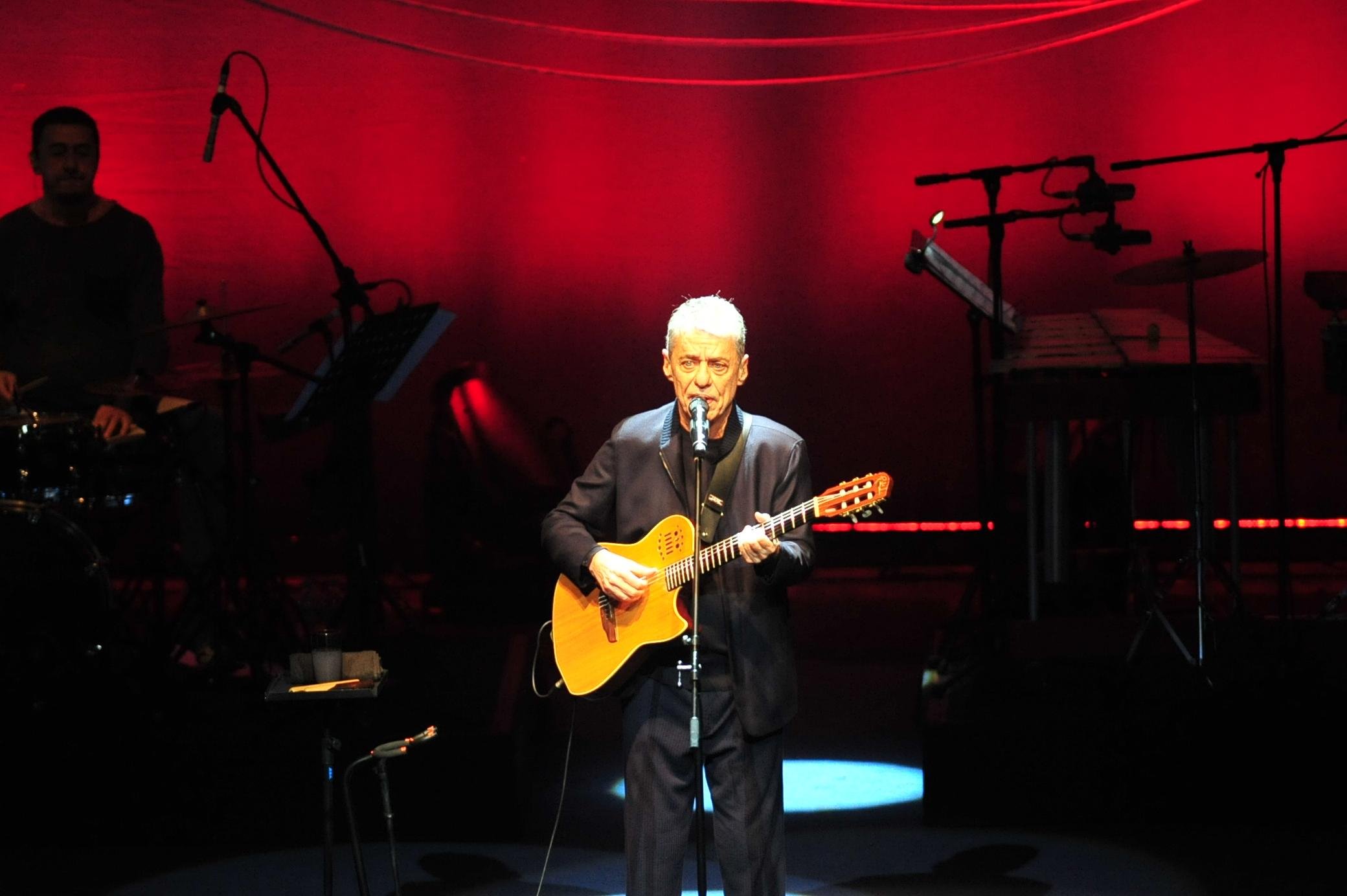 Chico Buarque concorre na categoria &aacute;lbum do ano por Caravanas