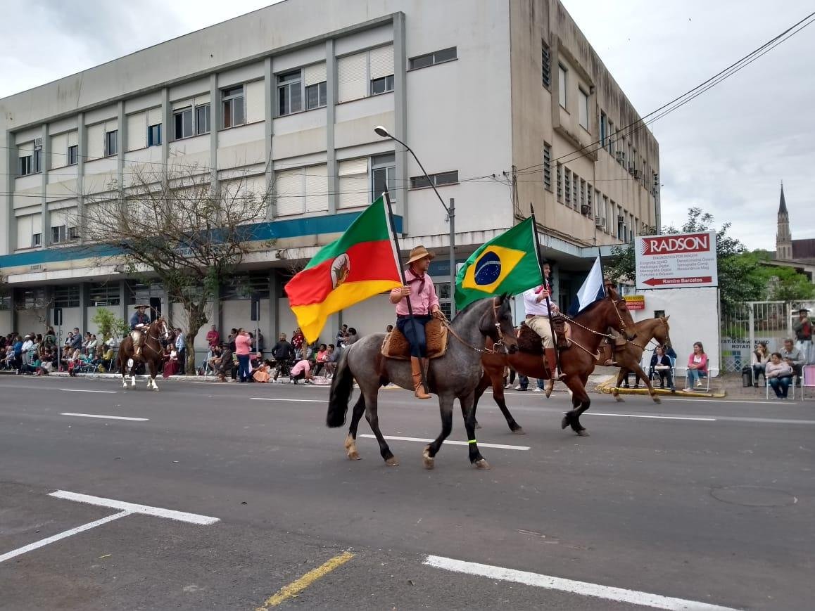O desfile aconteceu nesta quinta-feira