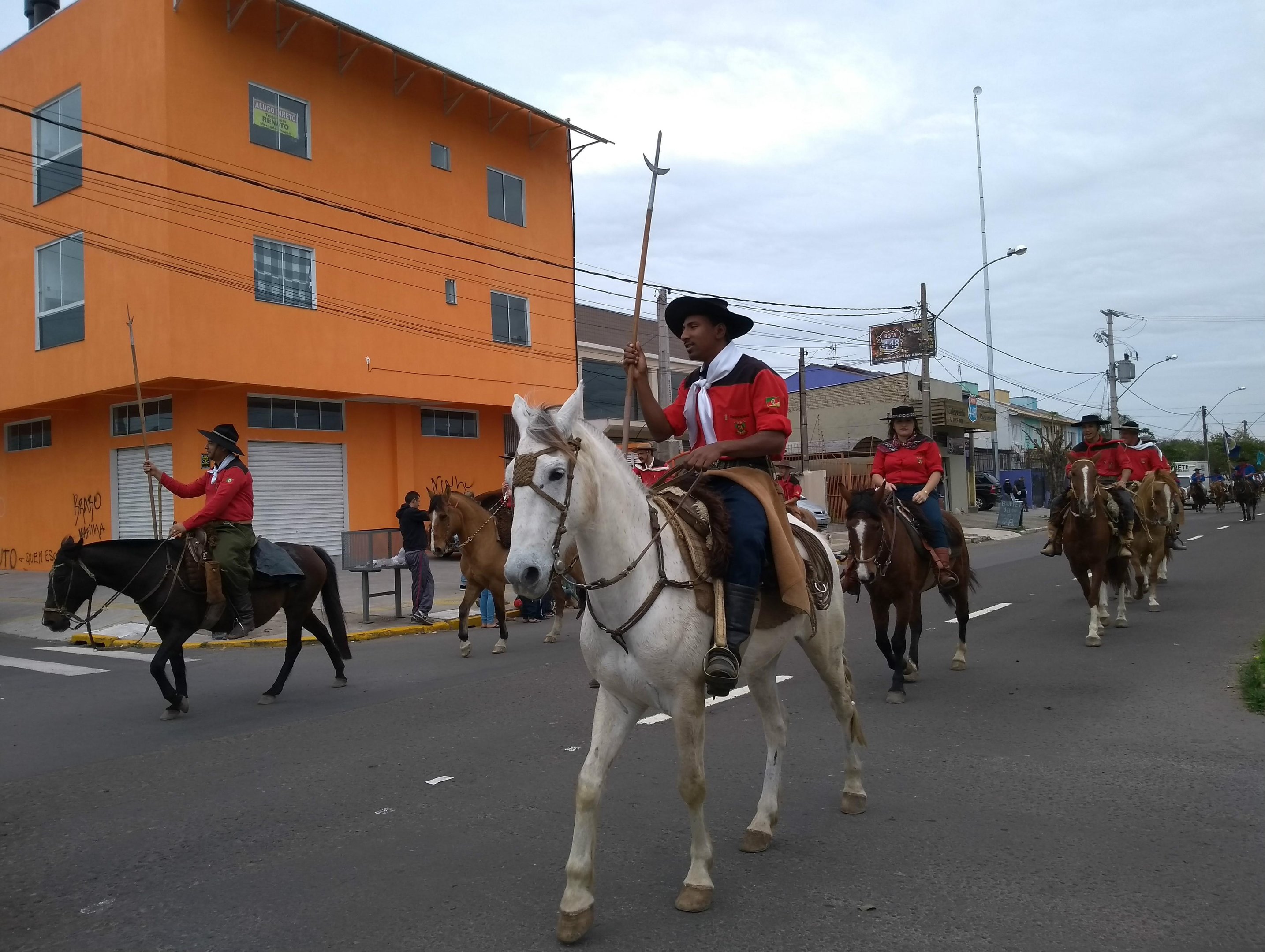 O desfile ocorreu pela manh&atilde;