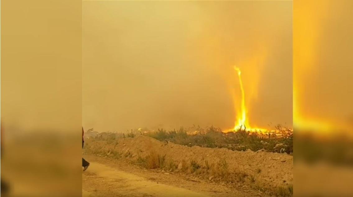 Tornado formado por fuma&ccedil;a, fogo e cinzas arrebatou a mangueira de um grupo de bombeiros
