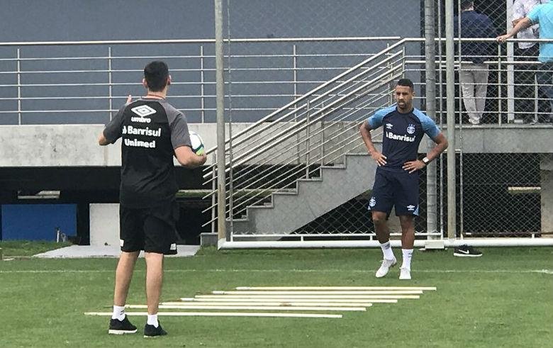 Michel fez exerc&iacute;cios com a fisioterapia no gramado do CT
