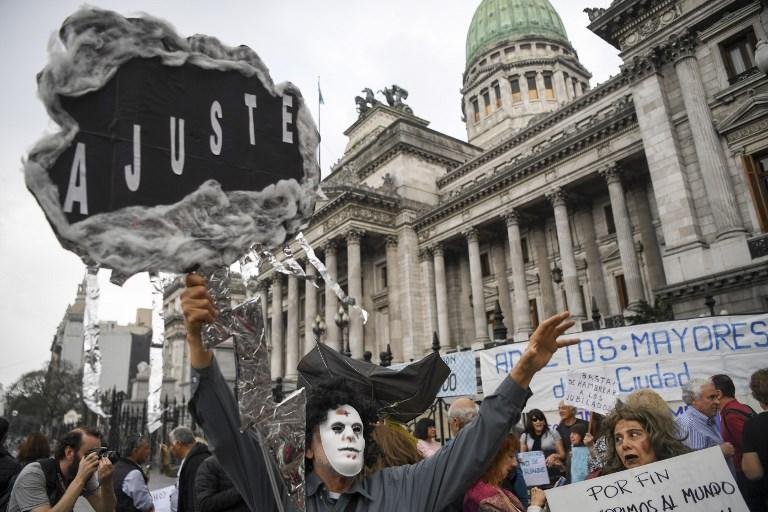 Manifestantes protestam contra acordo com FMI