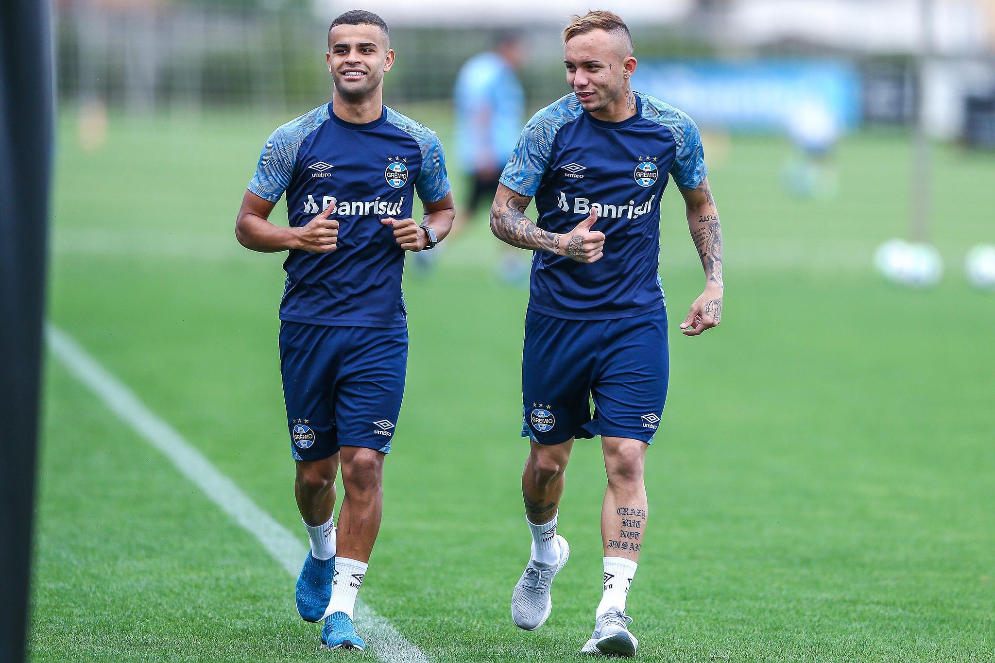 Everton (&agrave; direita) foi novamente convocado para a Sele&ccedil;&atilde;o