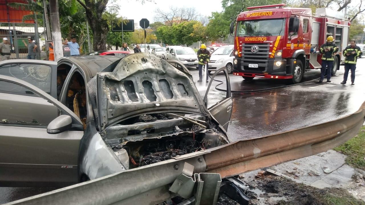 Ap&oacute;s colidir contra guard-rail, carro roubado pegou fogo